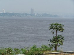 Pohled pres reku Kongo do republiky Demokraticke Kongo