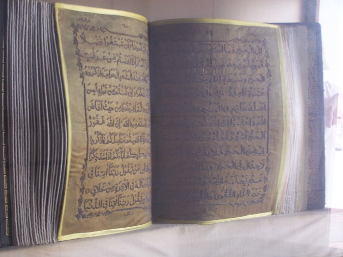 Koran vysivany zlatem