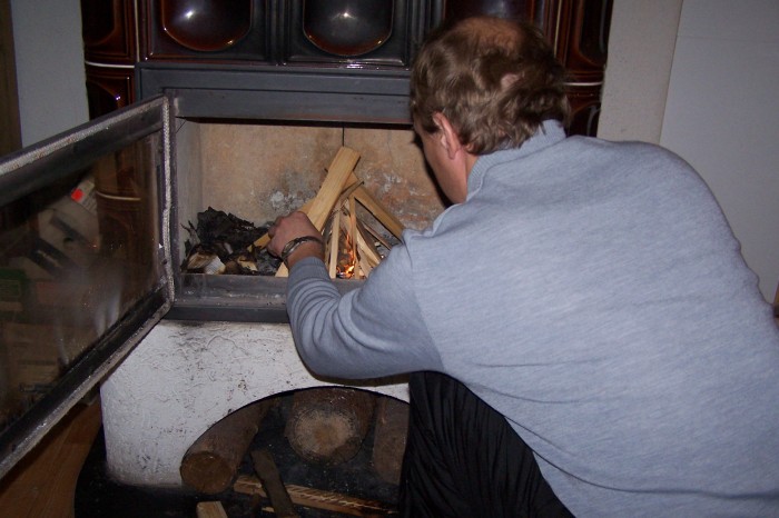 Ivo pripravuje drevo na podpal